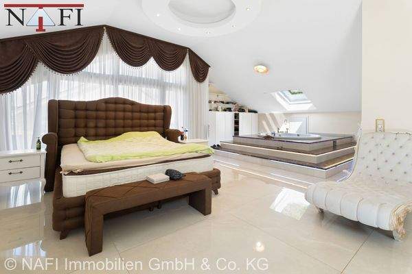 Hauptschlafzimmer mit Whirlpoolwanne DG 