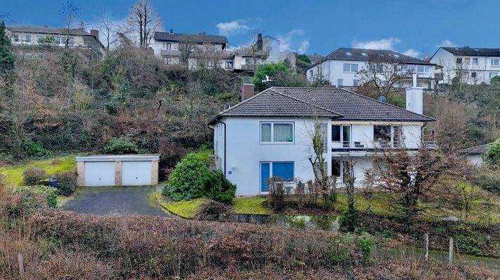 Vorderansicht mit Einfahrt u. Garagen