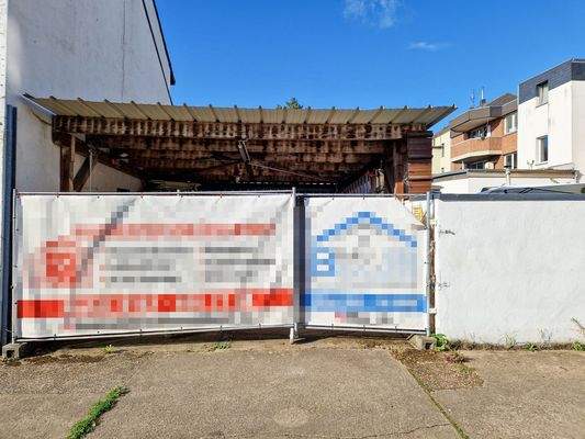 Zufahrt mit Überdachung vorne