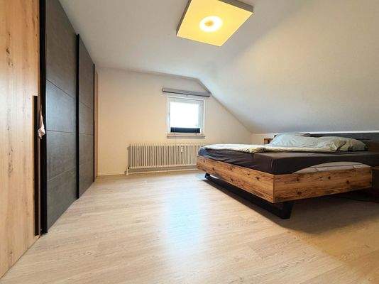 DG Schlafzimmer: Ruhiger Schlafbereich mit gemütlicher Dachschräge