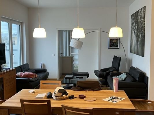 großzügiges Wohnzimmer