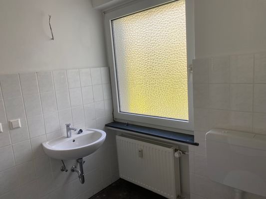 Bad mit Fenster.JPG
