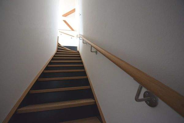 Holztreppe ins obere Geschoss der Maisonettewohnung