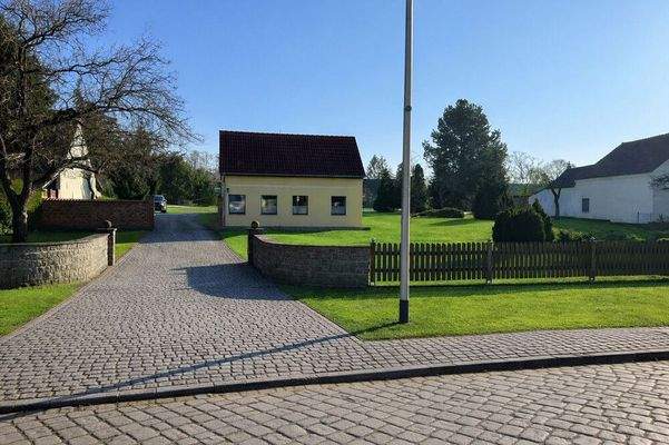 Sonnenstrahlen über einem malerischen Vorort