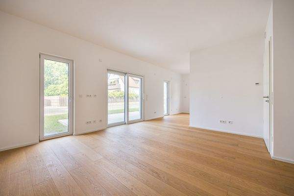 Lichtdurchfluteter Wohn-/Essbereich mit Möglichkeit für Küche sowie Zugang auf die Terrasse