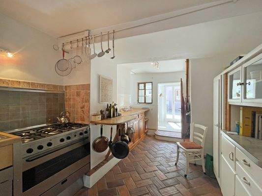 Die Küche ist durch einen eigenen Pizzaofen, den Ziegelboden und schicke Glasdetails ein Schmuckstück