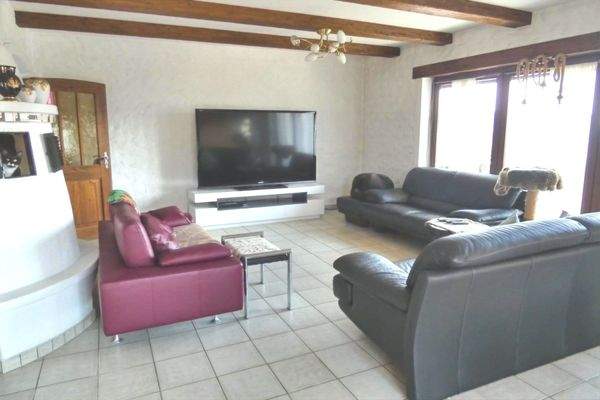 großes Wohnzimmer mit Balkon