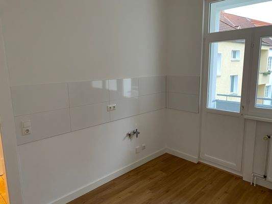 Leere Küche mit Holzboden