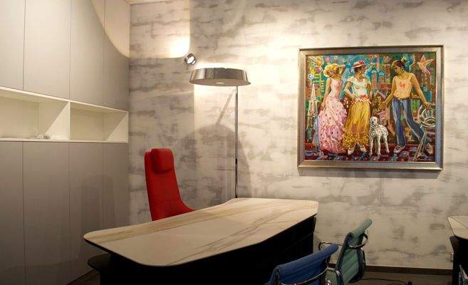 Ruhiger Arbeitsbereich mit Stauraum und markantem 