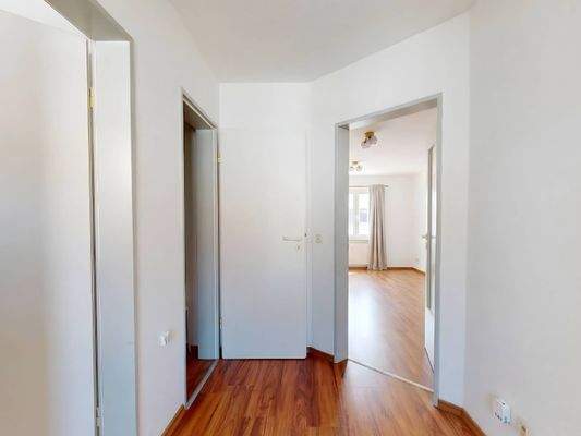 Flur mit Zugang zum Abstellraum