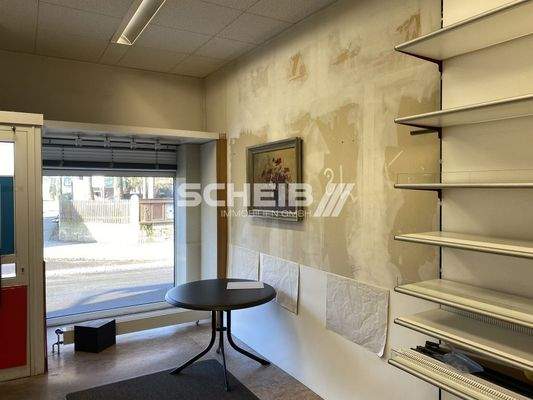 großes Fenster mit Beleuchtung