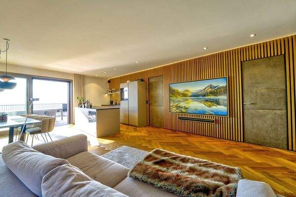 Großzügige Fensterflächen durchfluten die Wohnung mit Tageslicht