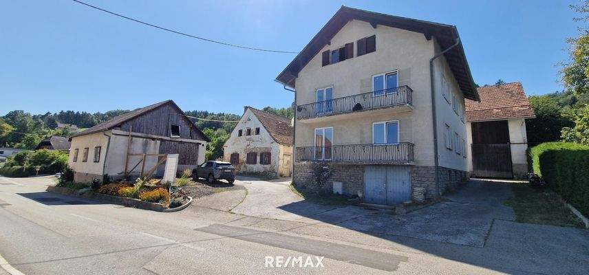 Haus mit Ansicht zu den 2 Nebengebäuden