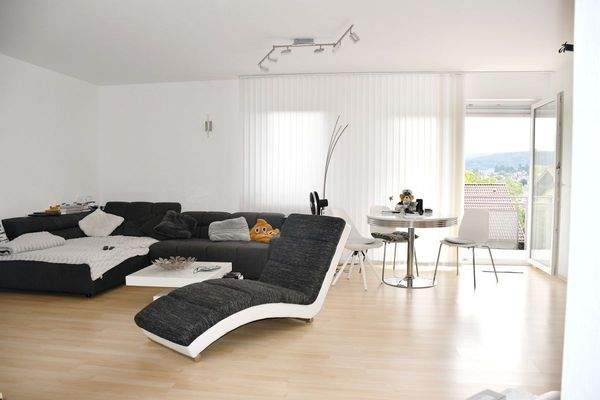 Wohn-/Essbereich mit Balkonzugang.JPG