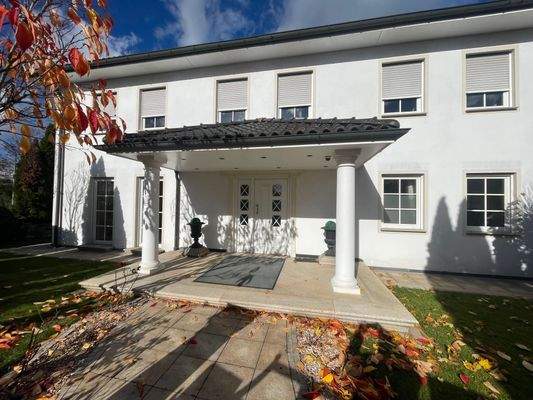 Überdachter Eingangsbereich!