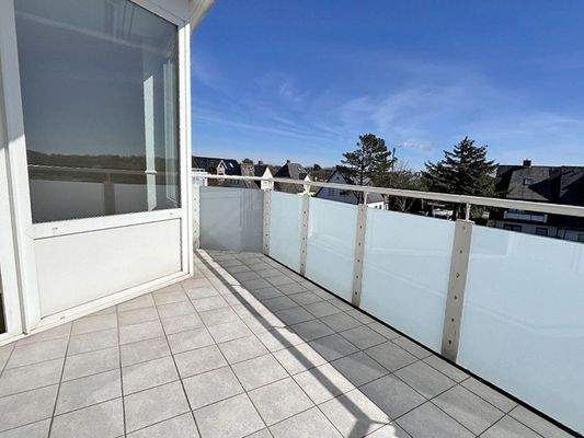 Großflächiger sonniger Balkon