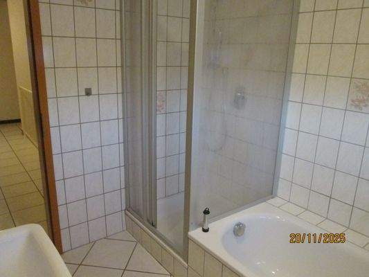 Bad mit Wanne und Dusche