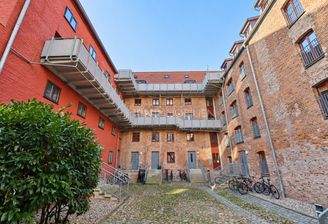 Wohnfassade mit Fahrrädern und Grün