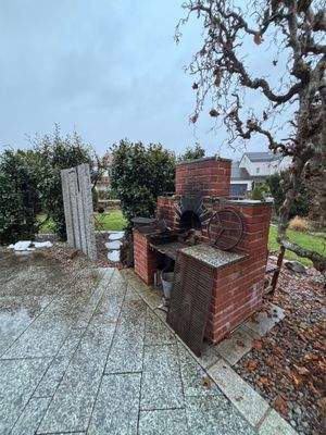 gemauerter Grill im Garten