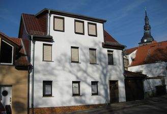 Straßenansicht mit Blick zur "Schiefen Kirche"!