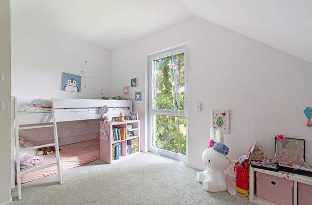 helles Kinderzimmer mit freundlicher Atmosphäre