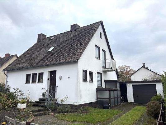 Vorderansicht mit Garage