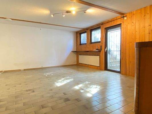 Hobbyraum mit Treppenaufgang zum Garten