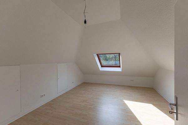 Das Schlafzimmer mit Blick zum Fenster