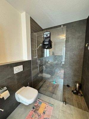 Badezimmer mit Begehbare Dusche