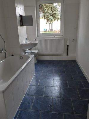 Ansicht Badezimmer mit Badewanne