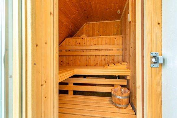 Blick in die Sauna im großen Badezimmer