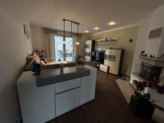 Wohnzimmer m. Blick auf den Wintergarten