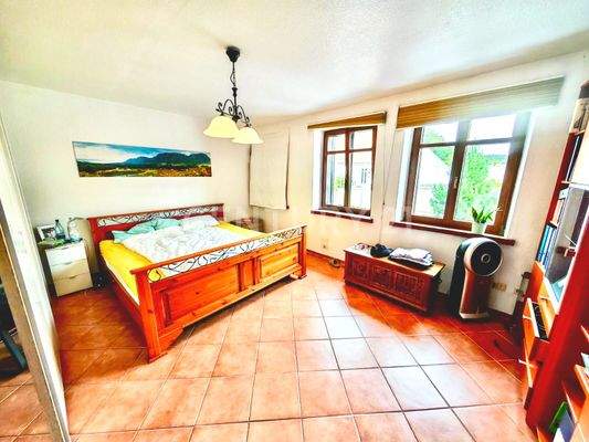 gemütliches Schlafzimmer mit großen Fenstern