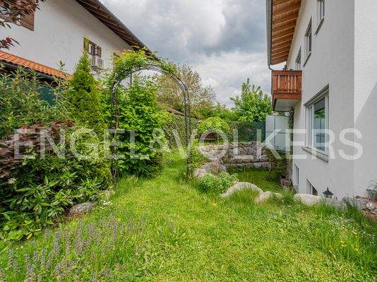 Westgarten mit großer Abböschhung