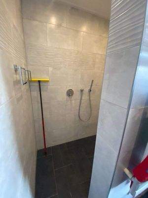 2. Bad im 1. OG mit geräumiger Dusche, Einbau 2020