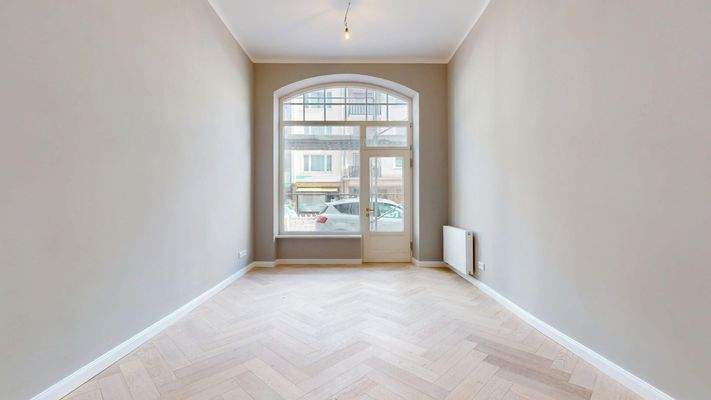 Zimmer mit Schaufenster und Zugang zur Schleißheimerstraße