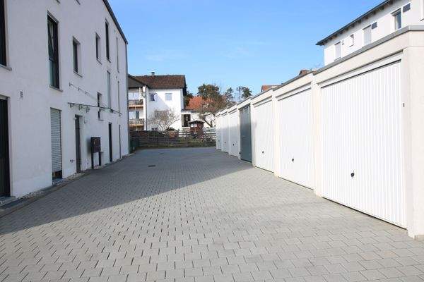 Zufahrt zur Garage und Kfz.-Stellplatz