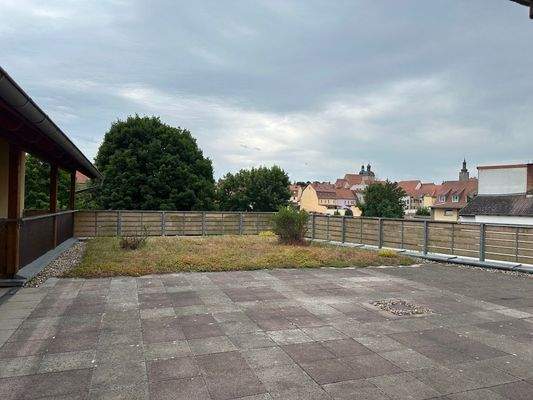 großen Dachterrasse (OG)