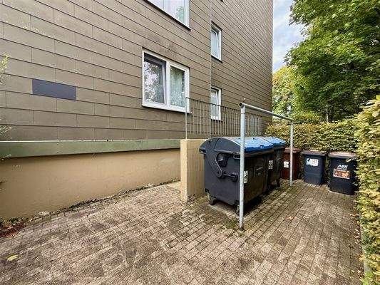 Müllplatz und Kellerniedergang