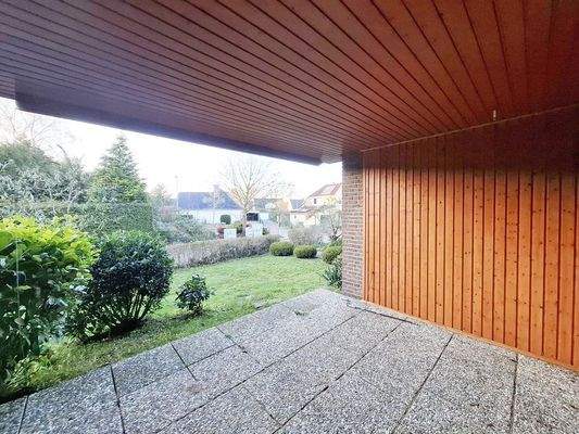 überdachte Terrasse in Richtung Vorgarten