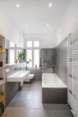 Tagesbelichtetes Bad mit Wanne