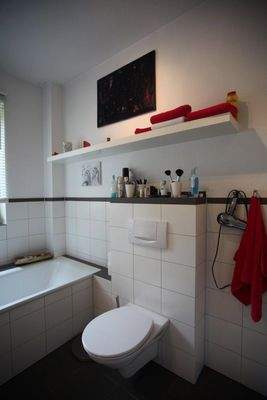 Großes Bad mit Wanne und Dusch