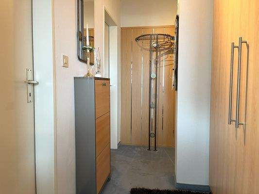 1.OG_Flur mit Einbauschrank.jpg