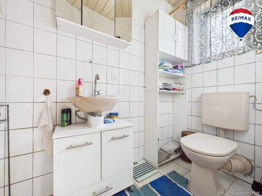 RE/MAX Immobilien DeLux Einfamilienhaus Niederlosheim Gäste-WC