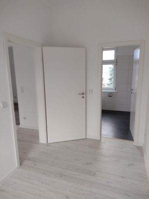 Schlafzimmer, Blick ins Bad