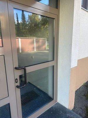 Glastür im Eingangsbereich
