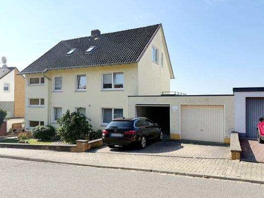 Frontansicht mit Garagen.jpg