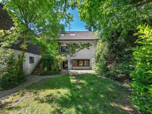 Blick zum Haus vom Garten