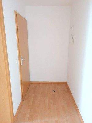 Flur mit Laminat (Foto aus baugleicher Wohnung)