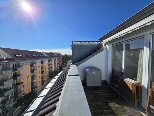 Sonnige Dachterrasse mit Alpenblick